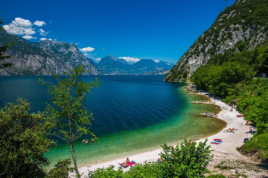 beaches-swimming-lake-garda